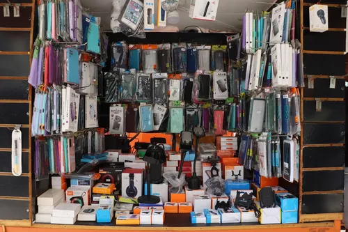 A banca de venda de acessórios de celular do Fábio Luiz