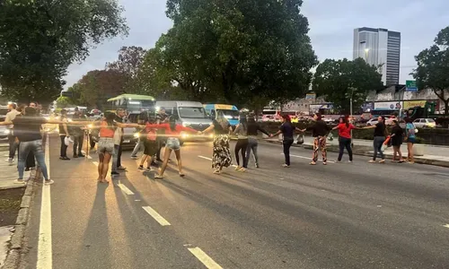 Familiares protestam e cobram respostas em frente ao IML do Rio
