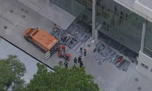 Corpos foram deixados do lado de fora do IML por falta de estrutura