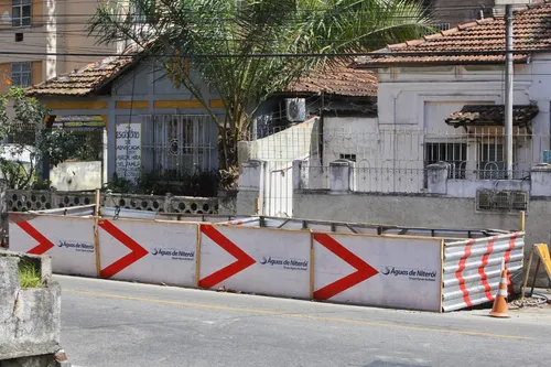 A obra na frentre da vila