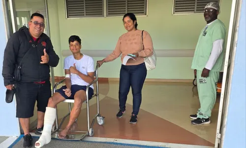Estudante Kelvyn de Almeida recebendo alta médica ao lado da família