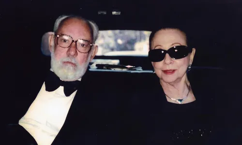 Registro raro de Fernanda Montenegro ao lado de Fernando Torres a caminho do Oscar em 1999