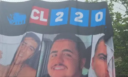 Faixa para homenagear milicianos foi destruída por agentes da Polícia Civil