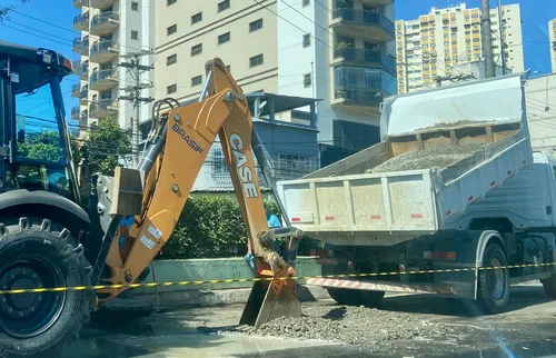 Equipes da Águas de Niterói trabalham no local