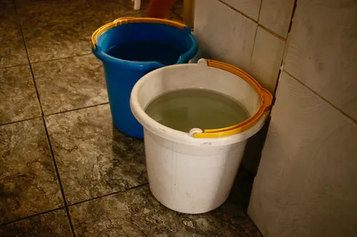 Moradores conseguem um pouco de água com vizinha que tem cisterna