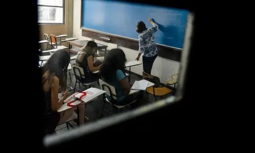 Jovens vivem rotina árdua entre estudos e trabalho