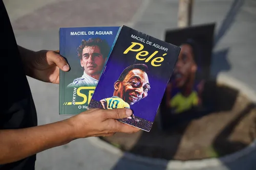 Caricaturas de Senna e Pelé foram capa de livros sobre ambos