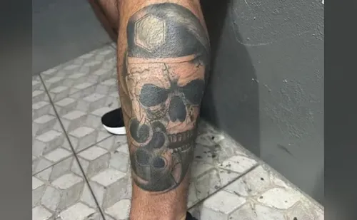 Imagem da tatuagem de caveira, símbolo do Bope que o suspeito enviava à mulher