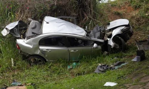 Carro irreconhecível depois de despencar do viaduto