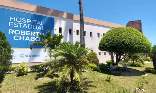 A vítima está internada em estado grave no Hospital Estadual Roberto Chabo, em Araruama