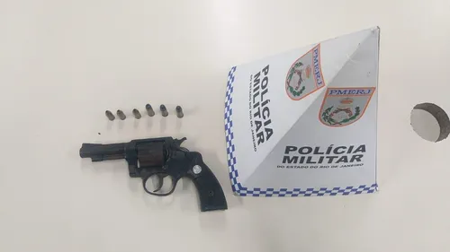 Arma e munições apreendidas