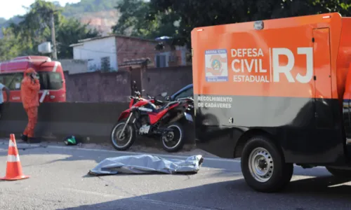O rabecão dos bombeiros foi para o local recolher o corpo