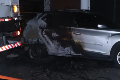 Carro ficou parcialmente destruído pelas chamas