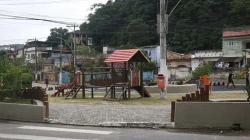 Pracinha frequentada diariamente por famílias e pets