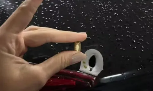 Criminosos efetuaram três disparos contra o carro