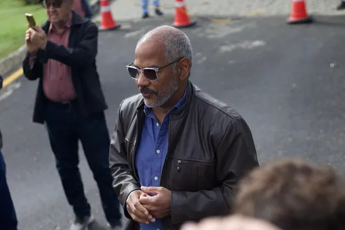O pai da jovem, Manoel Marins, chega ao cemitério