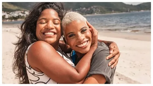 Juliana Marins ao lado da irmã Mariana Marins