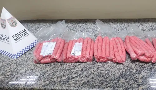 O homem tentou levar os pacotes de linguiça dentro de uma bolsa
