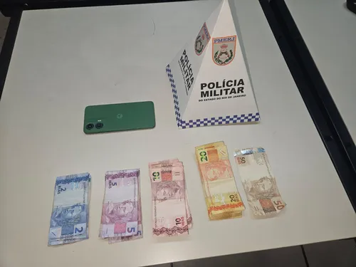 Material apreendido pelos policiais após conseguirem capturar o criminoso