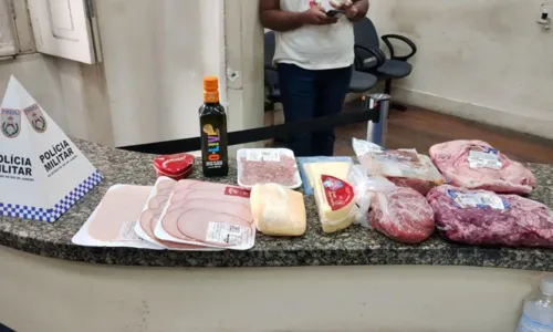 O valor total da "compra" foi de R$ 348,71, segundo a PM
