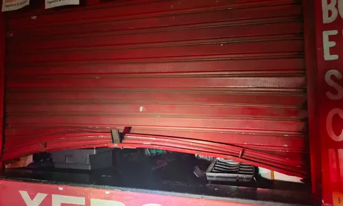 Ladrões usaram uma barra de ferro para arrombar a porta e entrar no estabelecimento