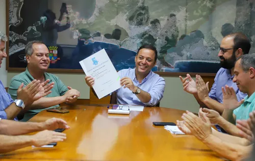 Rodrigo Neves sancionou a lei na presença de taxistas