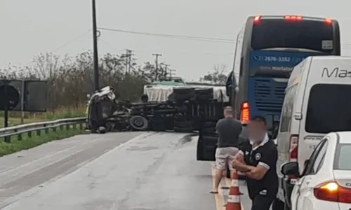 Após a colisão, caminhão tombou e fechou a via nos dois sentidos