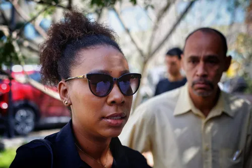 Maria Eduarda, víuva da vítima, acompanha a audiência