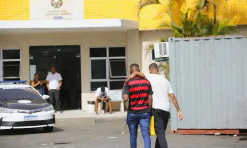 Abraçados, pai e irmão da vítima compareceram ao IML de Tribobó nesta segunda-feira (20)