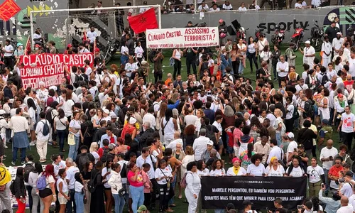 Cartazes pedem justiça pelas vítimas e criticam o governador Cláudio Castro