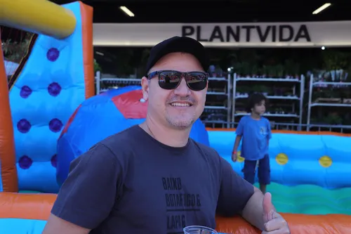 Rogério Garcia, de 44 anos, posou para foto enquanto fiscalizava o filho brincar