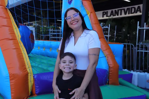 Ana Venâncio ao lado do filho