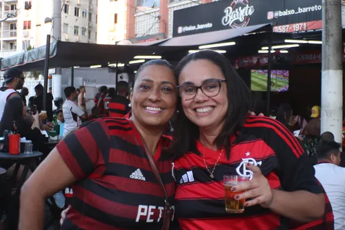 Carla Menezes (de óculos) assistiu ao jogo com os amigos
