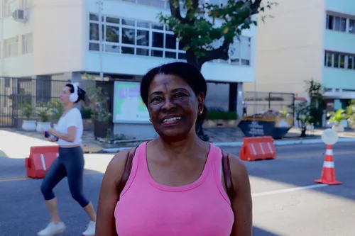 A aposentada Maria José, de 65 anos, fez sua caminhada matinal