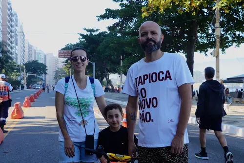 O advogado Gustavo Sales, de 44 anos, ao lado da família