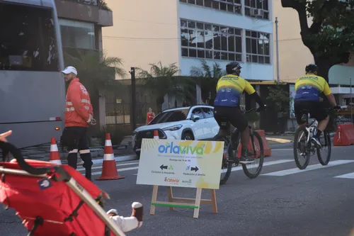 Operadores de trânsito orientam motoristas na pista sentido Centro