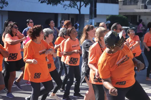 Grupo curtiu aula de dança em plena Avenida Jornalista Francisco Alberto Torres