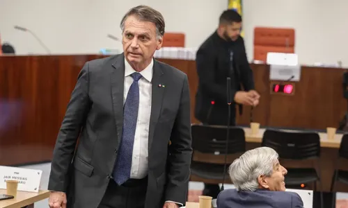 Ministro liberou o ex-presidente, em prisão domiciliar, para comemorar os 15 anos de Laura Bolsonaro neste sábado (18)