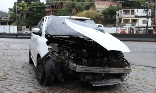 O motorista precisou ser levado para atendimento no Hospital Alberto Torres, no Colubandê