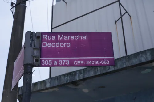 A rua é conhecida pelo vasto comércio e unidade de ensino
