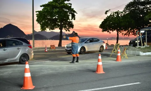 Agentes de trânsito atuam no local para orientar os motoristas