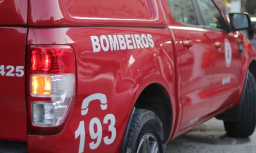 Os bombeiros prestaram os primeiros socorros no local e depois encaminharam a vítima para um hospital