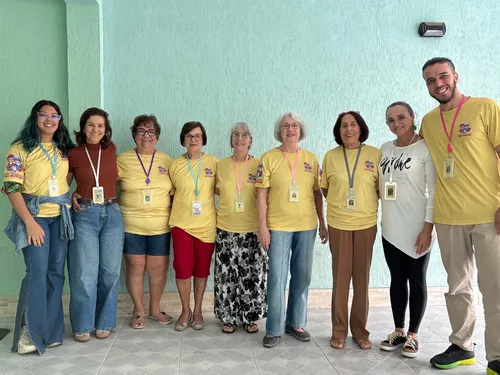 Equipe do projeto ao lado das atrizes