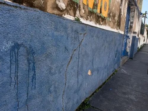 O muro da escola também está com fissura
