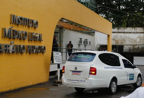 Carro da funerária saindo do IML do Rio de Janeiro