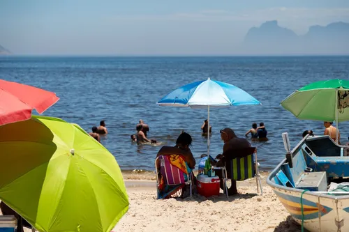 Muitos banhistas recorreram ao guarda-sol e ao protetor solar para se proteger do sol forte