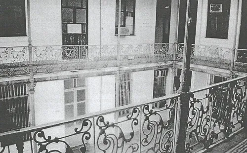 O interior do imóvel, fotografado há alguns anos, mostra seu estado e características da época