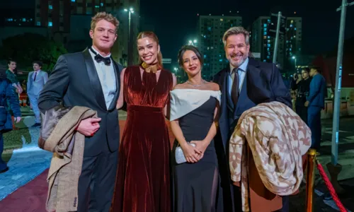 Pedro Novaes, Grazi Massafera, Andréia Horta e Murilo Benício nos bastidores das gravações em São Paulo.