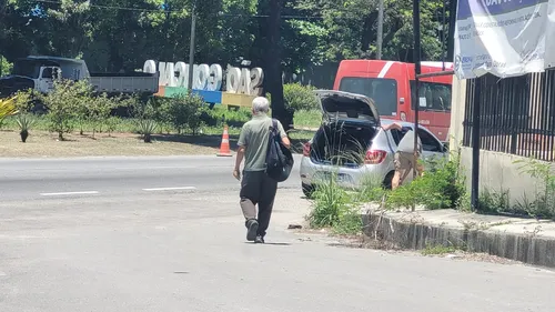 Jorge deixa o IML, após liberar o corpo da irmã