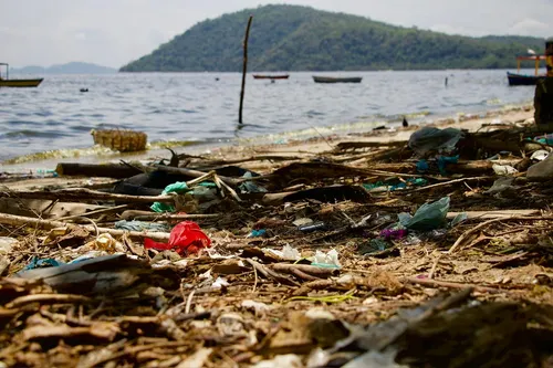 Pneus e sacolas podem ser vistos na faixa de areia